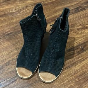 Tom's Open Toe perforated suede ankle boots - black - sz9